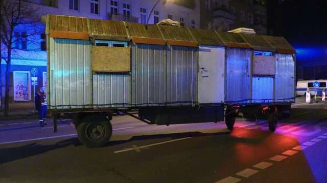 Rote Armee Fraktion: In diesem Bauwagen in Berlin-Friedrichshain soll Burkhard Garweg zeitweilig gewohnt haben - die Polizei hat ihn am Montagmorgen zu weiteren Untersuchungen abtransportiert.