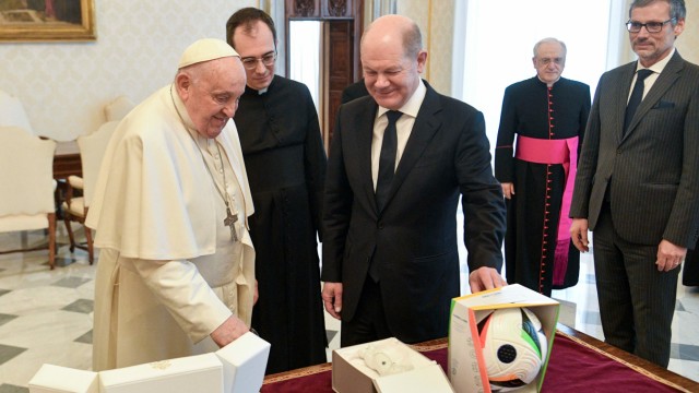 Europawahl: Treffen sich das Oberhaupt der Katholiken und ein aus der Kirche ausgetretener Protestant: Olaf Scholz bringt Papst Franziskus den offiziellen Ball der Fußball-EM in Deutschland mit.