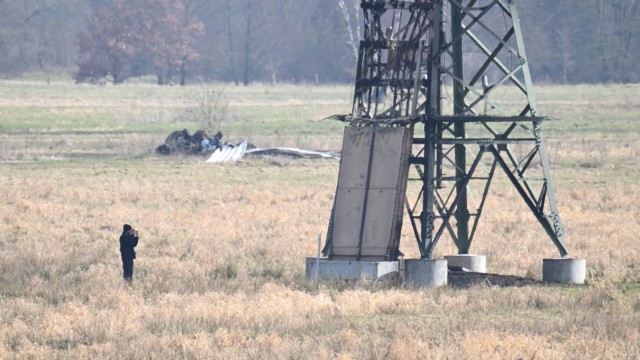 Brandenburg: Die Polizei hat Ermittlungen zu dem Brand an einem Strommast aufgenommen.