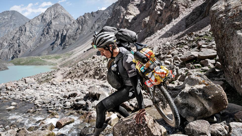 Kirgisistan: Das Silk Road Mountain Race ist "self-supported", jeder Teilnehmer muss Zelt, Verpflegung und Ausrüstung auf dem Fahrrad transportieren.