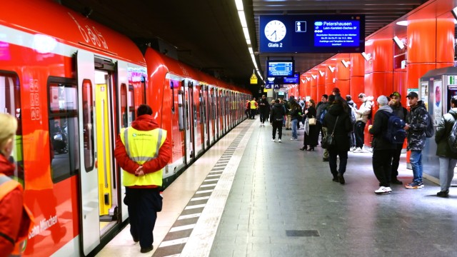 Deutsche Bahn und Lufthansa: Die S-Bahnen fahren während des Streiks nach einem Notfahrplan.