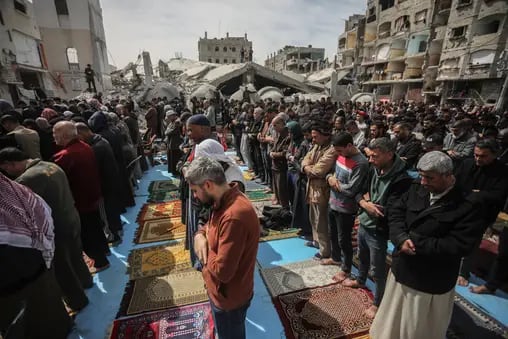 Nahostkonflikt, Gaza, Freitagsgebet in Trümmern von Rafah Palestinians attend Friday prayers near the ruins of a mosque destroyed in Israeli strikes, in Rafah in the southern Gaza Strip. on Friday, March 1, 2024. PUBLICATIONxINxGERxSUIxAUTxHUNxONLY GAZ2024030111 IsmaelxMohamad