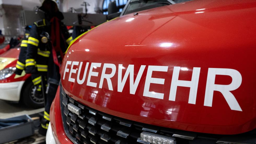 Feuer: Ein Fahrzeug der Berufsfeuerwehr mit der Aufschrift „Feuerwehr“.