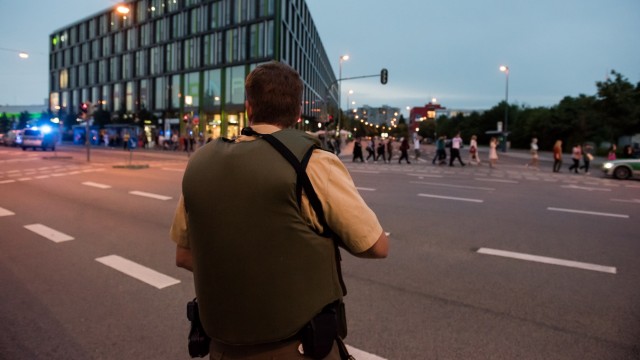 30 Jahre Krisen-Interventions-Team: 22. Juli 2016: Auch nach den rassistisch motivierten Morden am Olympia-Einkaufszentrum (OEZ) in München war das KIT für die Angehörigen da.