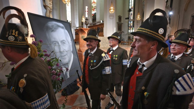 Requiem für Alois Glück: Eine Gruppe von Gebirgsschützen nimmt Abschied von Alois Glück.