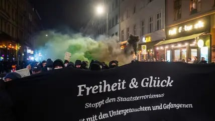 Linke Sympathisanten wünschen den ehemaligen RAF-Terroristen Daniela Klette, Burkhard Garweg und Ernst-Volker Staub „Freiheit und Glück“.