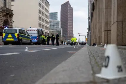 Bei dem schweren Unfall in Berlin-Mitte sind vier Menschen, darunter eine Mutter und ihr Kind, schwer verletzt worden. Die Mutter starb später an ihren Verletzungen.