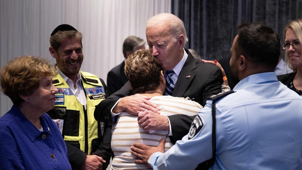 Nahost: Der Polizist Evyatar Edri sieht zu, wie US-Präsident Joe Biden seine Mutter Rachel Edri umarmt, die von der militanten palästinensischen Gruppe Hamas als Geisel festgehalten wurde.