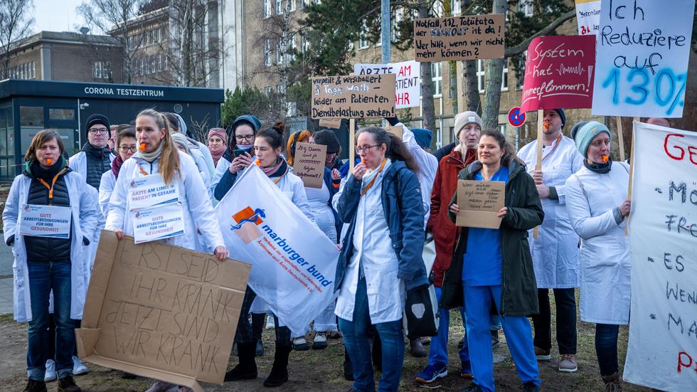 Tarifstreit: Ärzte der Universitätsmedizin Rostock bei einem Warnstreik im Januar. Die Mediziner fordern 12,5 Prozent mehr Lohn sowie eine Verbesserungen der Arbeitsbedingungen. 