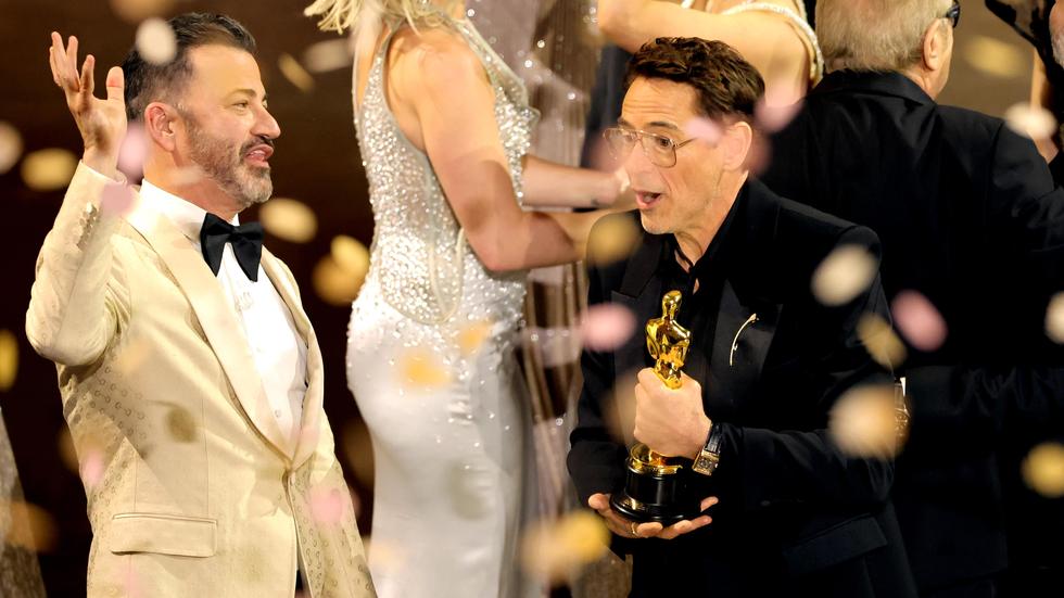 Oscars 2024: Robert Downey Jr. (rechts), der den Oscar in der Kategorie Bester männlicher Nebendarsteller für seine Rolle in "Oppenheimer" gewann, musste sich vom Moderator Jimmy Kimmel (links) Einiges anhören.