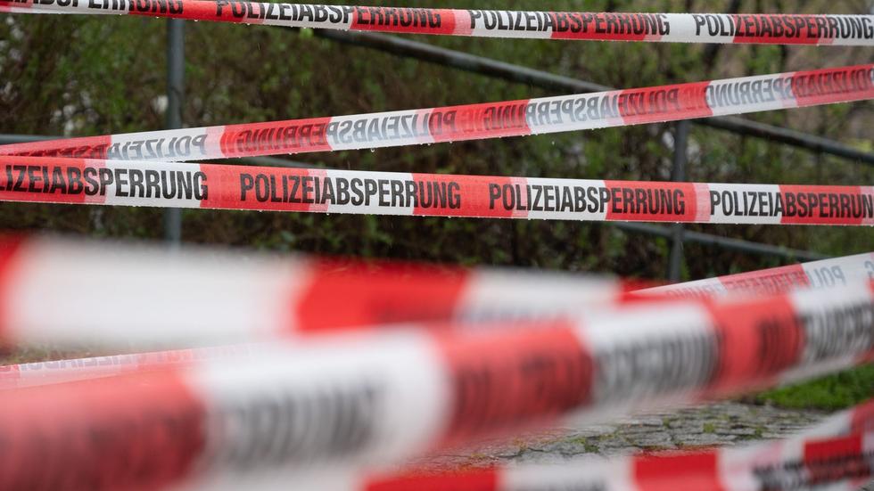 Notfall: Ein Einsatzort der Polizei ist mit Flatterband abgesperrt.