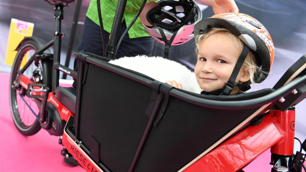 Kinder auf dem Fahrrad mitnehmen: Auch auf dem Lastenrad sollten Kinder immer einen Helm tragen.