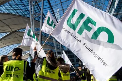 Flugbegleiter und Flugbegleiterinnen der Unabhängigen Flugbegleiter-Organisation (Ufo) versammeln sich bei einem Streik vor dem Terminal am Münchner Flughafen. (Archivbild)