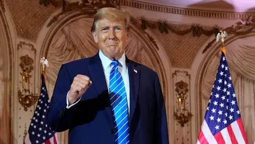 05.03.2024, USA, Palm Beach: Donald Trump, ehemaliger US-Präsident und Bewerber um die Präsidentschaftskandidatur der Republikaner, kommt zu einer Rede bei einer «Super Tuesday»-Wahlparty in Mar-a-Lago. Foto: Evan Vucci/AP +++ dpa-Bildfunk +++