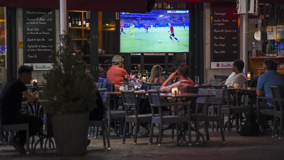 Fußball-Europameisterschaft: Public Viewing soll während der diesjährigen Fußball-EM einem Medienbericht zufolge auch bis in die Nacht stattfinden können.