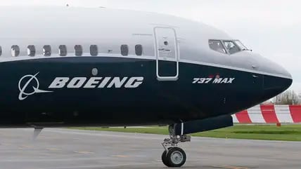 Ein Pilot winkt aus einer Boeing 737 Max 9.