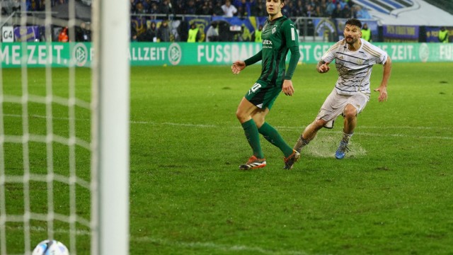 Saarbrücken schlägt auch Gladbach: Kai Brünker schießt aus der Pfütze das Siegtor.