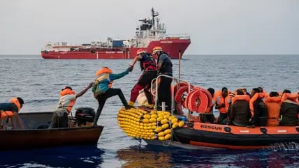 Seenotretter der europäische Hilfsorganisation SOS Méditerranée bei der Rettung schiffbrüchiger Migranten. (Archiv)