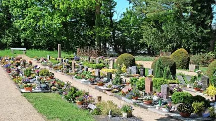 Auf dem kirchlichen Friedhof in Klütz soll der Schmuck aus dem Winter entfernt werden.