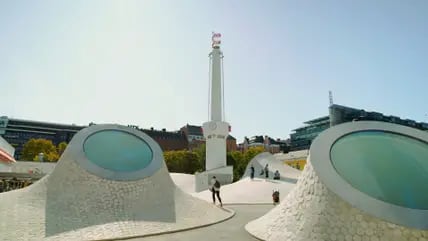 Gläserne Kuppeln des Museums Amos Rex in Helsinki, die auf einem Platz aus dem Boden hervortreten