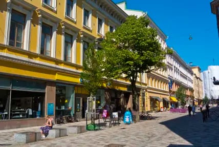 Einkaufsstraße mit Jugendstilhäusern im Design Distric Helsinki, Stadtteil Punavuori