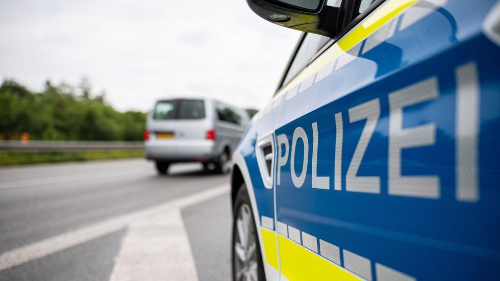 Notfälle: Ein Streifenwagen der Polizei steht auf einer Straße.