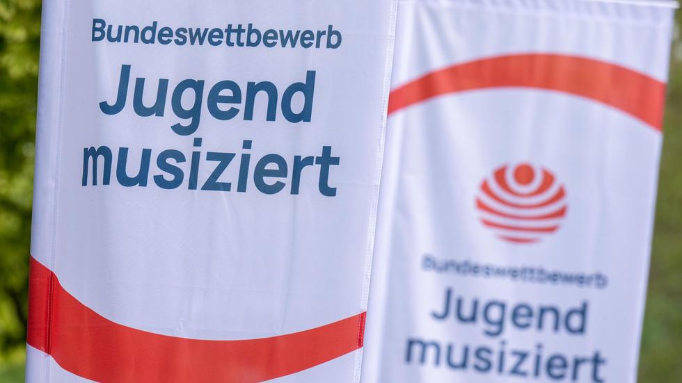 Musik: Fahnen mit dem Logo des Talentwettbewerbs „Jugend musiziert“ wehen vor Beginn des Wettbewerbs in Zwickau.