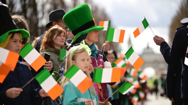 Irischer Nationalfeiertag: Zehntausende kamen zur Parade auf die Leopold- und Ludwigstraße.