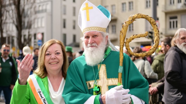 Irischer Nationalfeiertag: Siobhán Freidank führte als Grand Marshal an, Hobbyschauspieler Wolfgang Schramm übernahm die Rolle des irischen Heiligen.