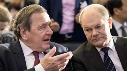 Der ehemalige Bundeskanzler Gerhard Schröder (links) mit Bundeskanzler Olaf Scholz in einem Bild aus dem Jahr 2016.