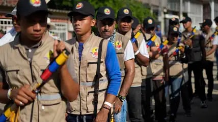 Mitglieder der Bauerngarde kommen mit Stöcken bewaffnet zu den Friedensgesprächen zwischen Mitgliedern des Zentralen Generalstabs der Revolutionären Streitkräfte Kolumbiens (FARC) und der kolumbianischen Regierung.