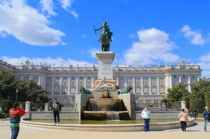 Wichtige touristische Highlights: Der Palacio Real von Madrid mit Reiterdenkmal für Philipp IV in den Gärten der Plaza de Oriente.