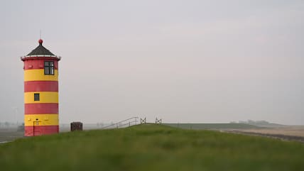 Der Pilsumer Leuchtturm in den frühen Morgenstunden.