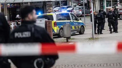 Einsatzkräfte stehen im abgesperrten Bereich in der Innenstadt Bochums.