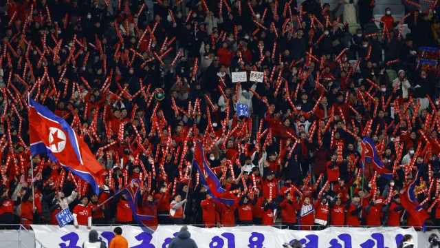 Qualifikation zur Fußball-WM: Ein Block in Tokio war gekleidet ins kräftige Rot nordkoreanischer Fans.