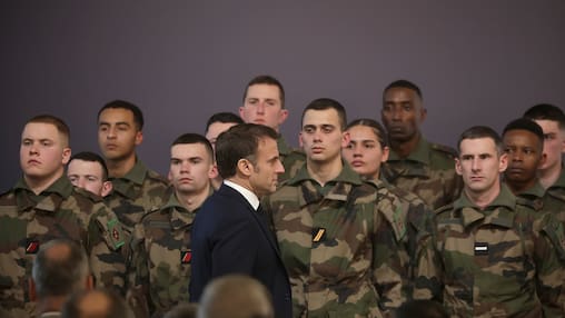 19.01.2024, Frankreich, Cherbourg: Emmanuel Macr, Präsident von Frankreich, verlässt nach seiner Neujahrsansprache an die Armee den Marinestützpunkt Cherbourg. Foto: Christophe Petit-Tesson/EPA POOL/AP/dpa +++ dpa-Bildfunk +++