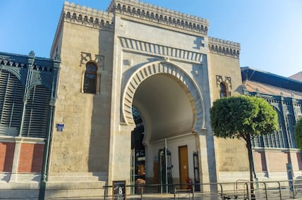 Beeindruckend: Das Eingangstor in den Atarazanas-Markt.