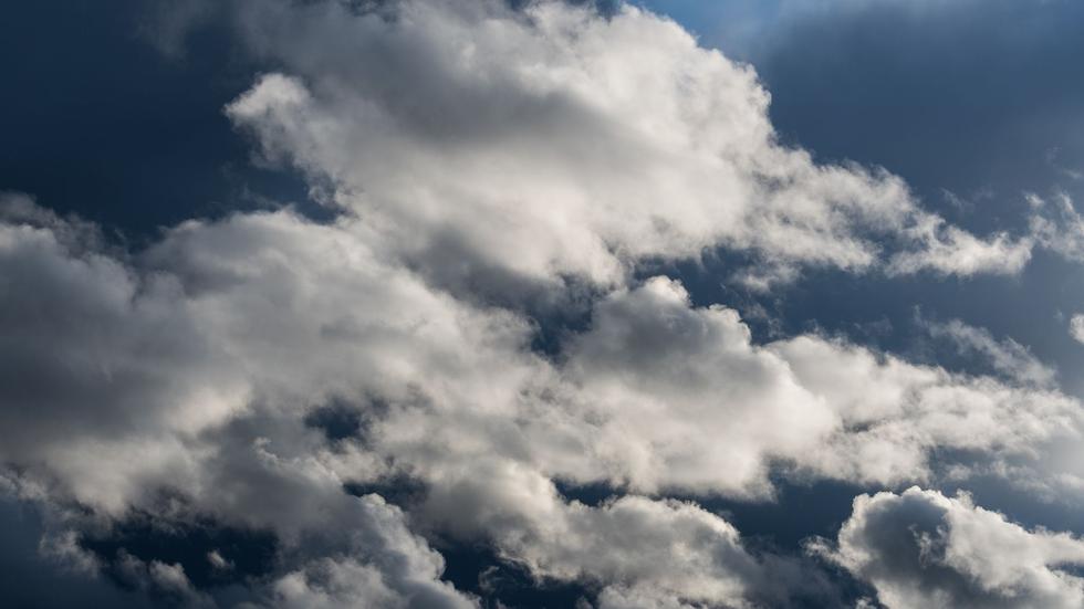 Frühling: Wolken ziehen am Himmel auf.