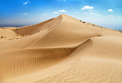 Rollende goldgelbe Sanddünenlandschaft beim Cerro Blanco in Peru