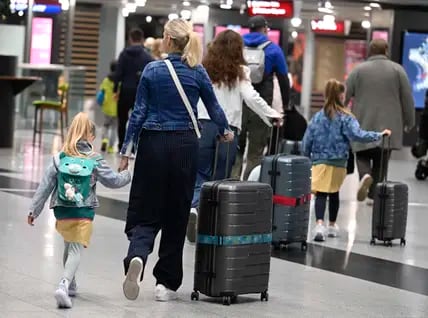 Reisende schieben ihre Koffer am Flughafen der Landeshauptstadt zur Gepäckaufgabe. Mit dem heutigen Beginn der Osterferien steigt die Reiseintensität auf den Flughäfen an. 