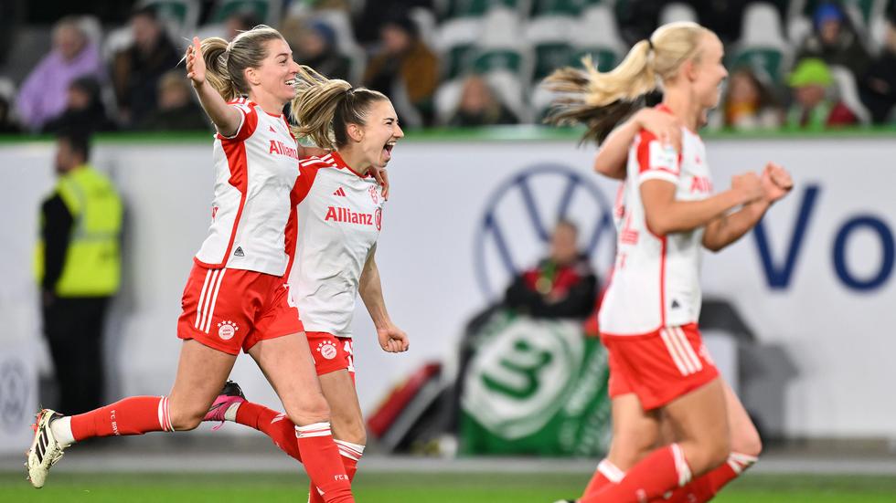 Frauen-Bundesliga: Linda Sembrant und Katharina Naschenweng vom FC Bayern München feiern das dritte Tor gegen den VfL Wolfsburg.