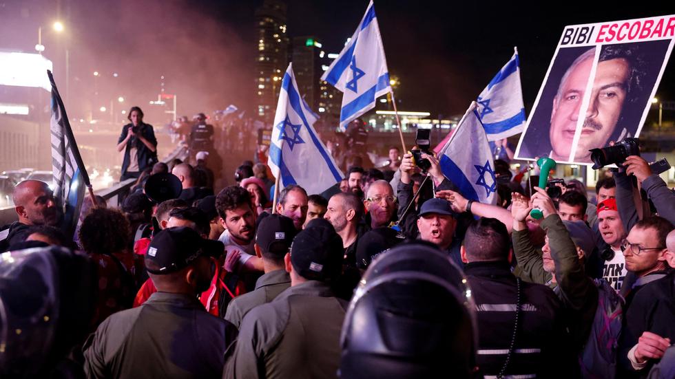 Nahostüberblick: Polizei und Demonstranten während der abendlichen Proteste in Tel Aviv