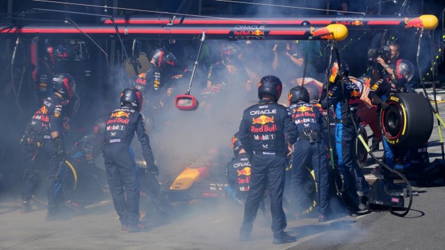 Formel 1 in Australien: Da war nichts mehr zu machen: Max Verstappen muss seinen qualmenden Red Bull vorzeitig an der Garage abstellen.