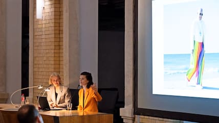 Miriam Meckel (links), Léa Steinacker und ein Papst in Regenbogen­hose bei der Präsentation des Buches „Alles überall auf einmal – Wie Künstliche Intelligenz unsere Welt verändert und was wir dabei gewinnen können“ in der Bibliotheca Albertina.