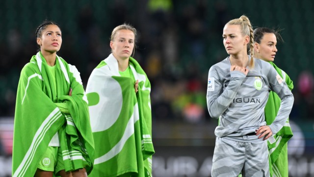 FC Bayern in der Frauen-Bundesliga: Was zieht die Niederlage gegen den FC Bayern für den VfL Wolfsburg nach sich? Für Sveindis Jonsdottir (li.) und DFB-Torhüterin Merle Frohms (re.) zunächst Enttäuschung.