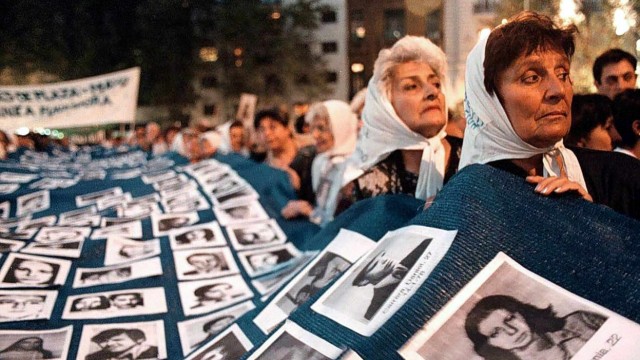 Argentinien: Mütter von der Plaza de Mayo, hier bei einer Versammlung am 24. März 2000. Ihr weißen Kopftücher symbolisieren den Kampf für die Menschenrechte.