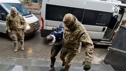 Auf diesem vom russischen Ermittlungskomitee veröffentlichten Video wird ein Verdächtiger der Schießerei in der Crocus City Hall in die Zentrale des russischen Ermittlungskomitees eskortiert. Die Terrormiliz Islamischer Staat hatte die Tat bereits in der Nacht zu Samstag für sich reklamiert.