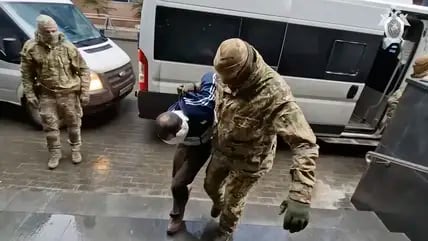 Auf diesem vom russischen Ermittlungskomitee veröffentlichten Video wird ein Verdächtiger der Schießerei in der Crocus City Hall in die Zentrale des russischen Ermittlungskomitees eskortiert. Die Terrormiliz Islamischer Staat hatte die Tat bereits in der Nacht zu Samstag für sich reklamiert.