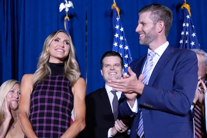 Trump-Sohn Eric Trump applaudiert seiner Frau Lara Trump bei der Vorwahlparty auf dem South Carolina State Fairgrounds.