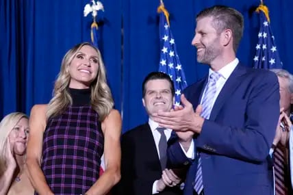 Trump-Sohn Eric Trump applaudiert seiner Frau Lara Trump bei der Vorwahlparty auf dem South Carolina State Fairgrounds.